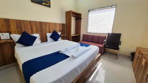 Voodi või voodid majutusasutuse Hotel RK Residency Near Prem Mandir & bankey bihari temple # budget hotel near iskon temple free parking couple friendly hotel in vrindavan toas +7 fotot