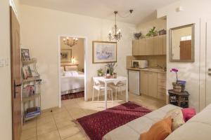 a kitchen and a living room with a table in a room at פינת נופש- סויטת הרימון עם בריכה פרטית - 6 אורחים in Rosh Pinna
