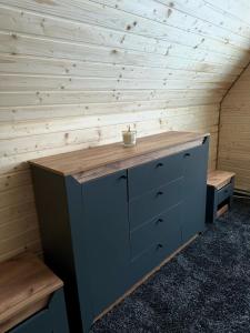 una encimera de madera en una habitación con una pared de madera en High mountain Apartment, en Vyshka 7 fotos más