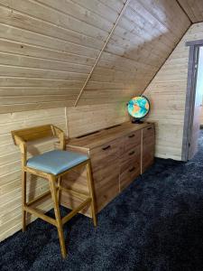 Habitación de madera con escritorio de madera y silla en High mountain Apartment, en Vyshka