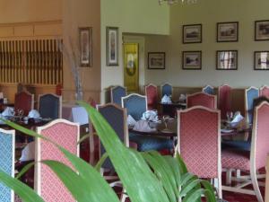 A restaurant or other place to eat at Potters International Hotel 