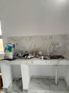 a white marble counter top in a room at Sarvgun Apartment in Jāmb
