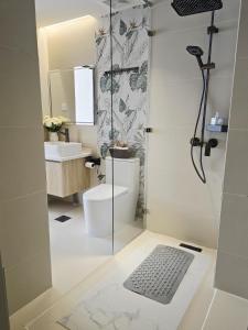 Un baño con ducha con un teclado en el suelo. en Cedar Crest, en Nairobi 7 fotos más