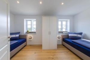 una camera da letto con due letti e due orinatoi di Haus Kniepsand, Wohnung Sandbank a Wittdün