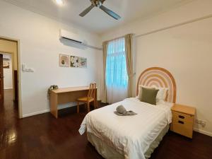 a hotel room with a bed and a desk at BohoHaven 半独立别墅 Semi D 5R 3B 15mins to KK City in Kota Kinabalu
