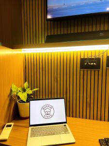 un ordenador portátil sentado en una mesa de madera en Muffin Stays, en Ghaziabad 27 fotos más