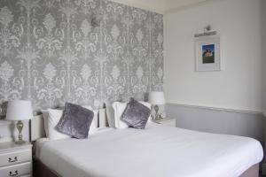 Ένα ή περισσότερα κρεβάτια σε δωμάτιο στο Hunters Moon Hotel