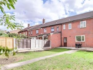 an exterior view of a brick house with a yard at Modern 3Bed Escape - Work&Relax - Free Parking in Chigwell