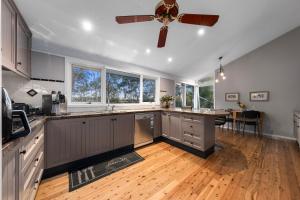 Η κουζίνα ή μικρή κουζίνα στο Calabash Haven Farm Stay - 25 spectacular acres