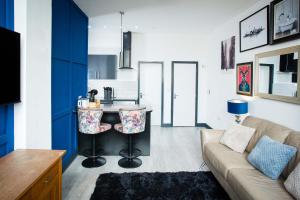 a living room with a couch and a kitchen at The Luxury Canvas by The Hive WA1 in Warrington