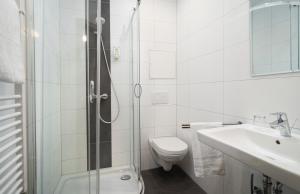 ラムパートハイムにあるates Hotel Lampertheim by AURUMのトイレ、洗面台、シャワー付きのバスルーム +13枚の写真