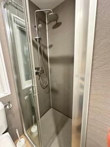 勒波泰勒Blueportel Mobil-home Prestige face à la mer的浴室里有玻璃门的淋浴间 更多86张照片