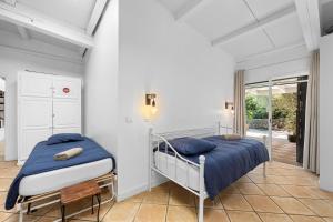 Postel nebo postele na pokoji v ubytování Villa Riche en Roches + 70 fotografií