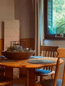 een houten tafel met een kom erop bij Waldzauber am See in Clausthal-Zellerfeld