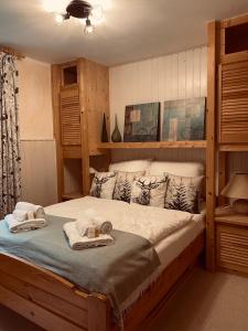 een slaapkamer met een groot bed met handdoeken erop bij Waldzauber am See in Clausthal-Zellerfeld