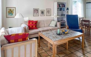 StoenseにあるAmazing Apartment In Tranekær With Wifiのソファとテーブルのあるリビングルーム