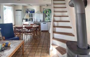 StoenseにあるAmazing Apartment In Tranekær With Wifiのキッチン、螺旋階段付きのダイニングルーム +7枚の写真