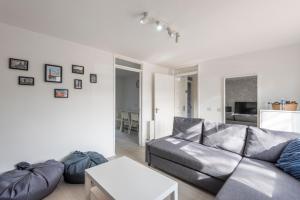 a living room with a couch and a table at Spacious 2br Near Queens Uni & City Centre in Belfast