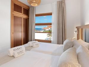 2 camas en un dormitorio con vistas a la playa en KARAT Villa Bajamar, en El Puertito 22 fotos más