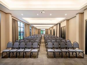 a room with a row of chairs in a hall at Grand Mercure SP Itaim Bibi in Sao Paulo +126 photos