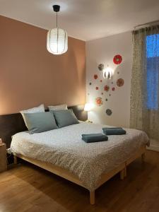 een slaapkamer met een bed met blauwe kussens erop bij Amis Wine House in Pomerol