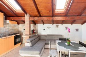una sala de estar con un sofá y una mesa en La Quiete nel Bosco, en Lingueglietta