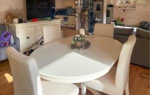 une table blanche et des chaises dans un salon dans l'établissement 3 Bedroom Cozy Home In Farsund, à Helle