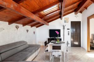 una sala de estar con un sofá y una mesa en La Quiete nel Bosco, en Lingueglietta
