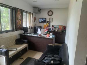 Posezení v ubytování Hotel O Ambuja City Centre Mall Formerly Amar Marriage Palace