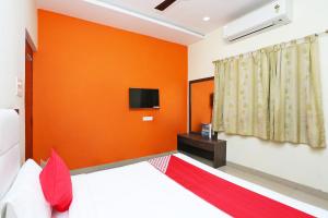 TV a/nebo společenská místnost v ubytování Hotel O Ambuja City Centre Mall Formerly Amar Marriage Palace