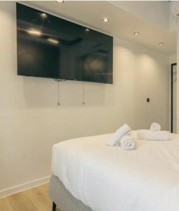 Postel nebo postele na pokoji v ubytování Family Central Retreat by Zeus Suites + 17 fotografií