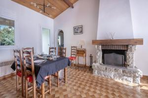 ein Esszimmer mit Tisch und Kamin in der Unterkunft 800 m de la plage, jardin, maison pour 5 in Saint-Michel-Chef-Chef + 13 Fotos