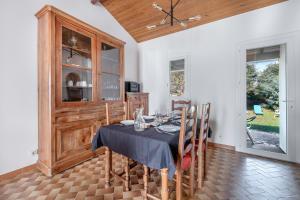 ein Esszimmer mit Tisch und Stühlen in der Unterkunft 800 m de la plage, jardin, maison pour 5 in Saint-Michel-Chef-Chef