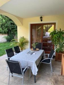 a dining table and chairs in a patio at Rodinný dům Praha 8, Kobylisy in Prague