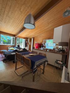 a kitchen and living room with a table and chairs at Maisonnette deux chambres au fameux PAS DE ROLAND in Itxassou