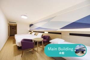 een hotelkamer met twee bedden en een tafel en stoelen bij HOTEL DREAM GATE maihama in Urayasu