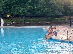 La pileta dentro o cerca de ANEW Resort Hunters Rest Rustenburg 160 fotos más