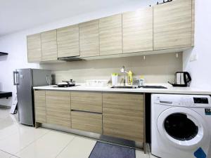 シャー・アラムにあるFirst Residence at i-City Shah Alamのキッチン(洗濯機、洗濯機付)