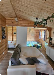 Ένα ή περισσότερα κρεβάτια σε δωμάτιο στο Chalet près du lac