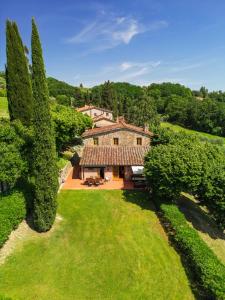 una vista aérea de una casa grande con árboles en Bertolli Villas, en Matraia