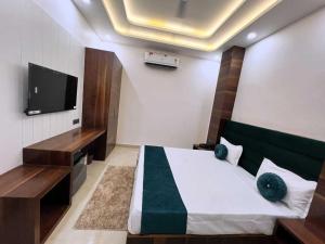 Μια τηλεόραση ή/και κέντρο ψυχαγωγίας στο Townhouse Subharti University Meerut Formerly Hotel Celebration +9 φωτογραφίες