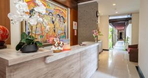 eine Lobby mit einem großen Gemälde an der Wand in der Unterkunft Swiss-Belcourt Sunset in Seminyak
