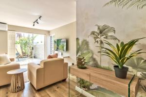 Un lugar para sentarse en Silver View Modern Duplex