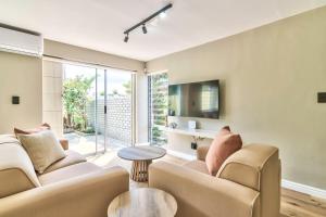 Cape TownにあるSilver View Modern Duplexのソファとテーブルのあるリビングルーム
