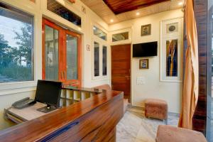Μια τηλεόραση ή/και κέντρο ψυχαγωγίας στο Townhouse Punnami Riverview Formerly Vihaan Square