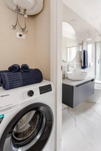 GozzanoにあるDream house in center!の洗面台付きの浴室にある洗濯機