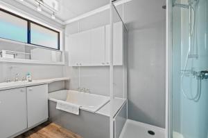 クレイトン・ノースにあるBeautifully 2-Bedrooms Close to Monash Uni 2B1B1Cのシャワーと洗面台を備えた白いバスルーム