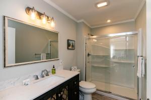 ein Badezimmer mit Dusche, Waschbecken und Toilette in der Unterkunft Barefoot Bungalow in Edisto Island + 41 Fotos