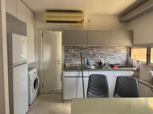 a kitchen with a sink and a washer and dryer at מגדלי חי 3 in Eilat