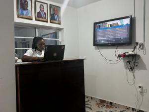 Μια τηλεόραση ή/και κέντρο ψυχαγωγίας στο Golden Lily Hotels